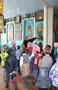 Отец Владимир ведёт в храме урок по ОПК для учащихся 4-х классов по теме:"Устройство храма".